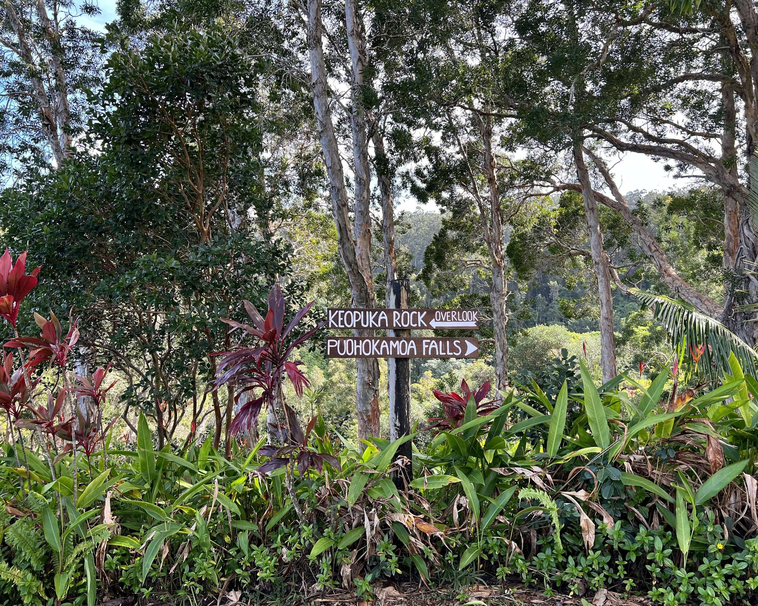 Sign to Puohokamoa Falls and Keopuka Rock
